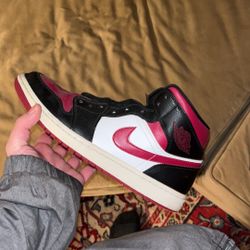 Size 10.5 Maroon Toe Mid Jordan 1