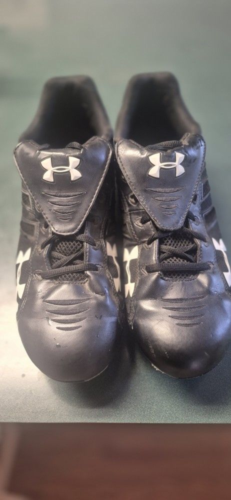 UNDER ARMOR SZ 11 CLEATS