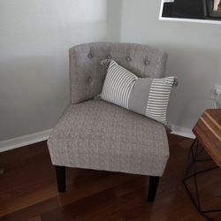 Accent Chair with Pillow