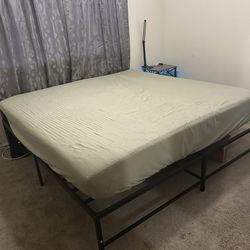 King Size Bed with Metal Frame w/ Mattress. Cama tamaño King con estructura metálica y colchón.