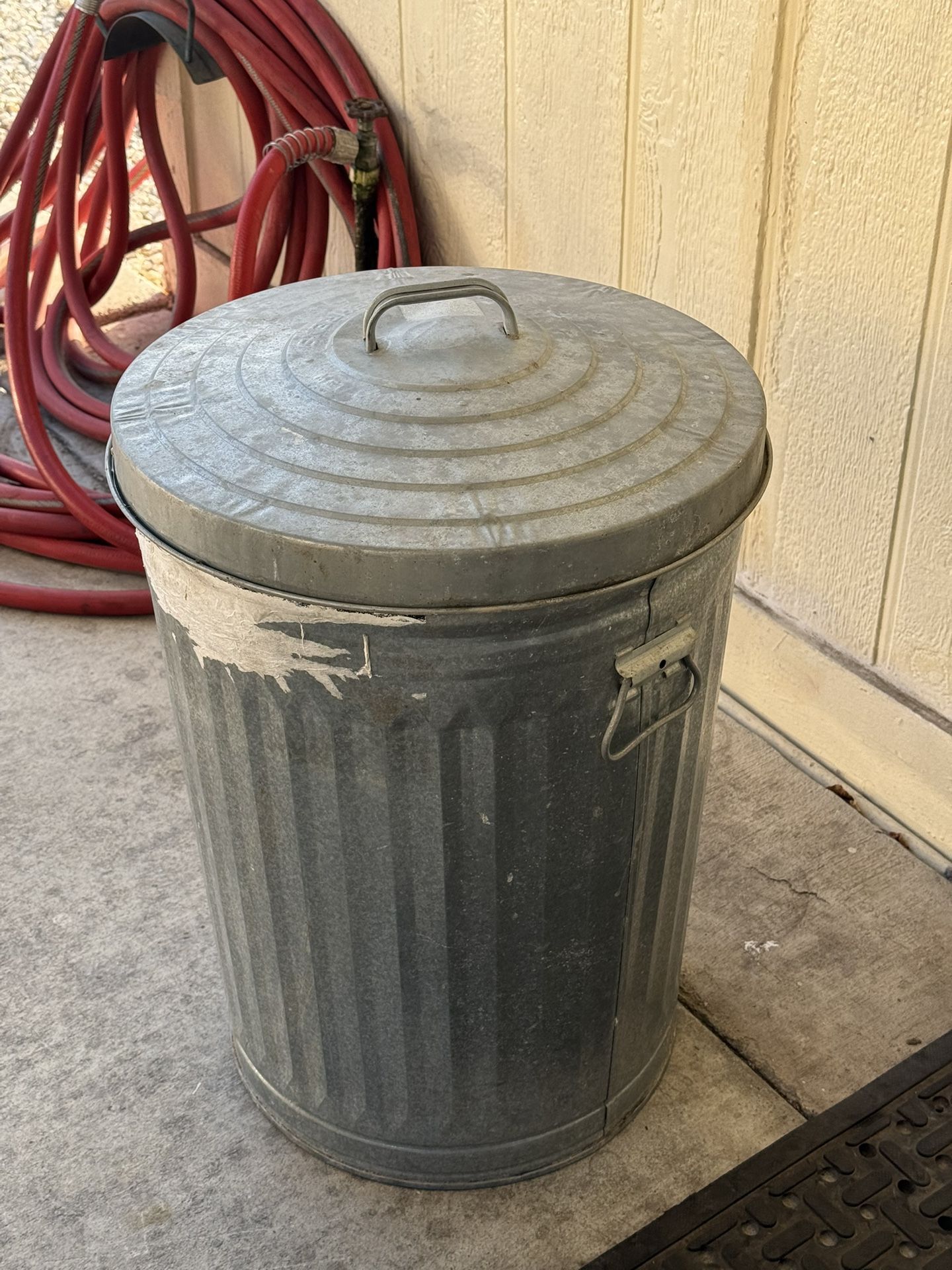 Metal Trash Can With Lid