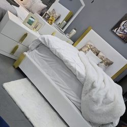 ✨️4pc Queen Bedroom ✨️ Furniture Sectionals, Dining Avail 