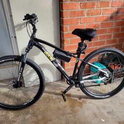GT Avalanche Mountain Bike Like New