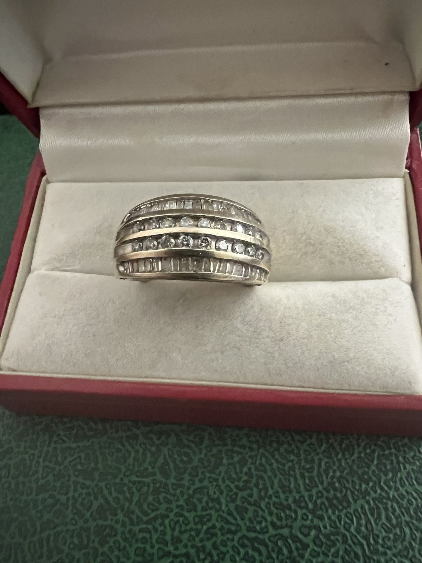 Ladies 10 K Solid Yellow Gold Diamond Ring Sz 7