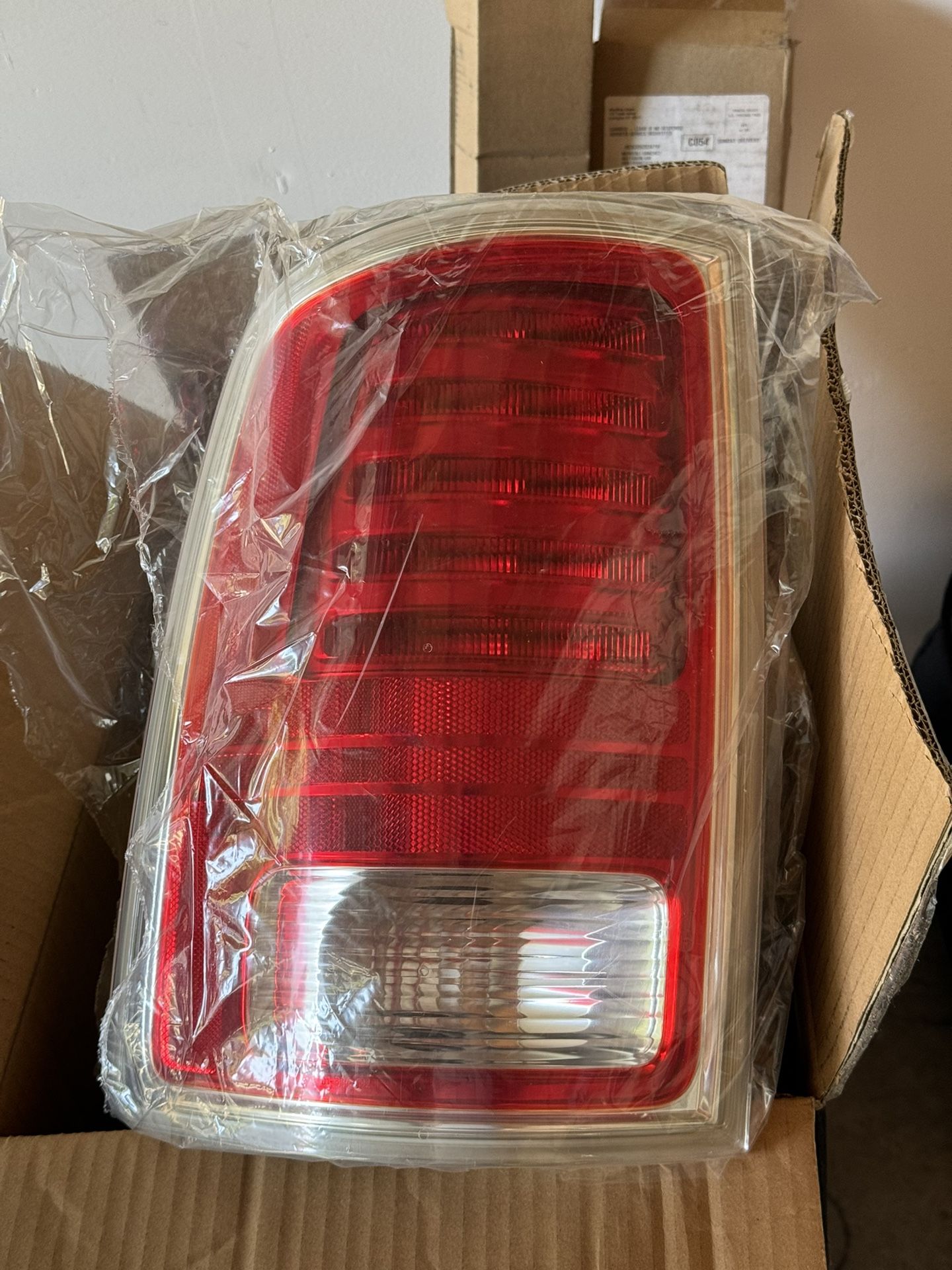 2016-2018 Ram 1500 Left Tailight And Crome Window Trim