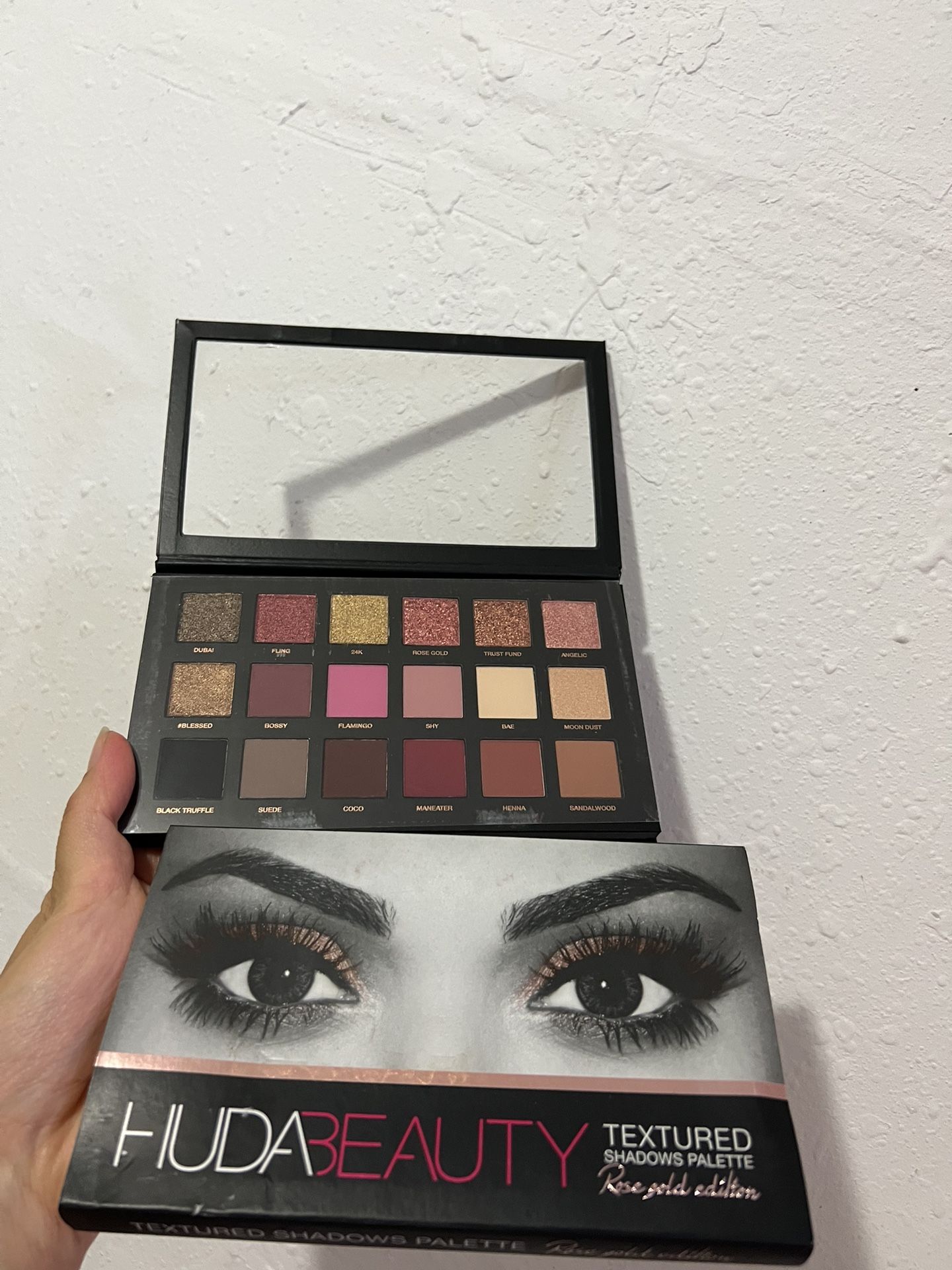 Huda Beauty Golden Rose palette eyeshadow- New & 100% AUTH Poor Box Condition