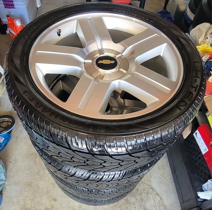 22's TEXAS EDITION STOCK Rims And Tires Rim's Chevy Silverado/Tahoe/Suburban/GMC/YUCON / 305/40/22 Tires 6 lugs 22 inch rims
Fits: Chevy Silver