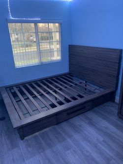 Bedroom set - perfect condition 8 months old barely used.