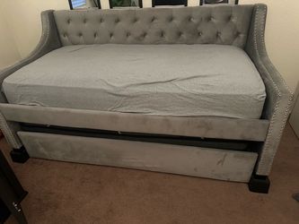 Grey Velvet Tufted Daybed with Trundle