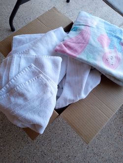 Approximately 25 assorted cleaning towels