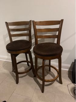 Spinning bar stools