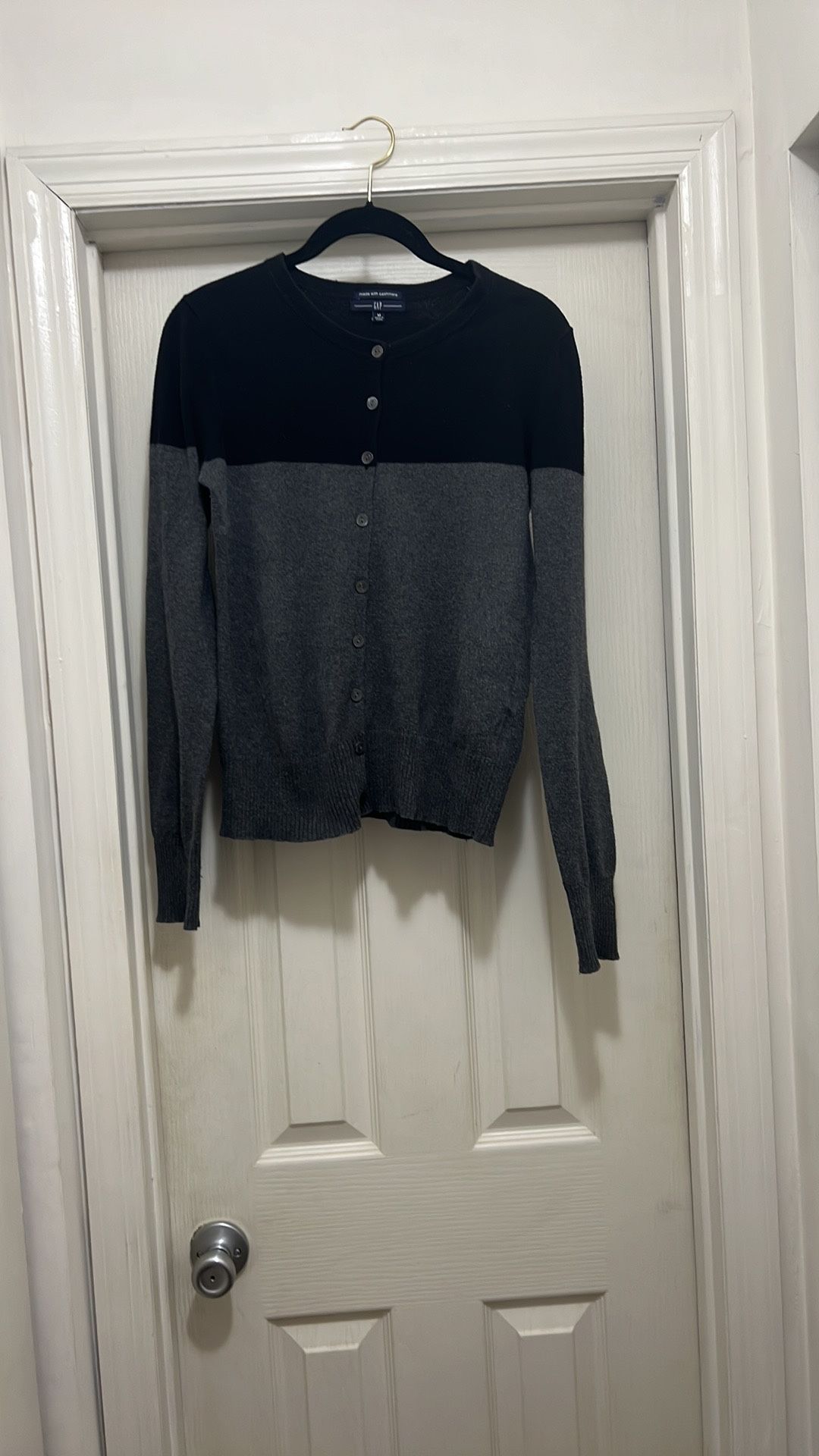 Women’s luxurious soft cashmere and cotton button cardigan sweater gray/black