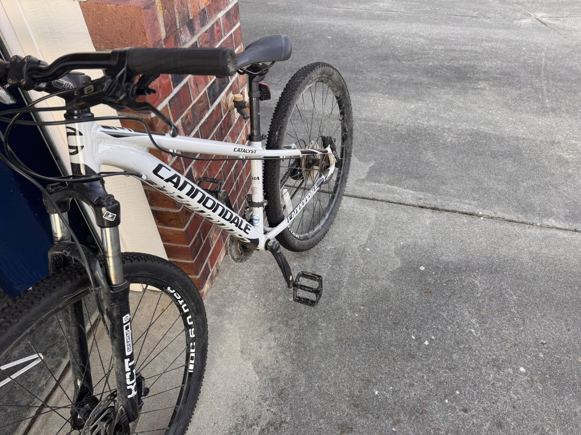Cannondale Catalyst Mountain Bike - Shimano Acera 