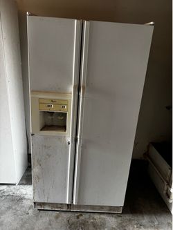 Free: Whirlpool Side by Side Refrigerator Working