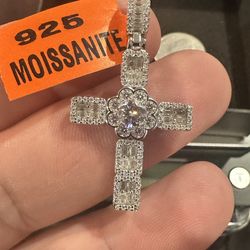 925 Sterling Silver Cross Pendant W/ Moissanite