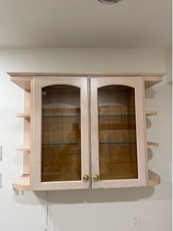 I have this cabinet to put glass cups in, and it's in good quality and I'm giving it at a good price.