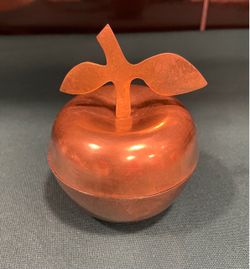 Vintage solid brass apple shaped lidded trinket dish with pretty leaf design knob detail