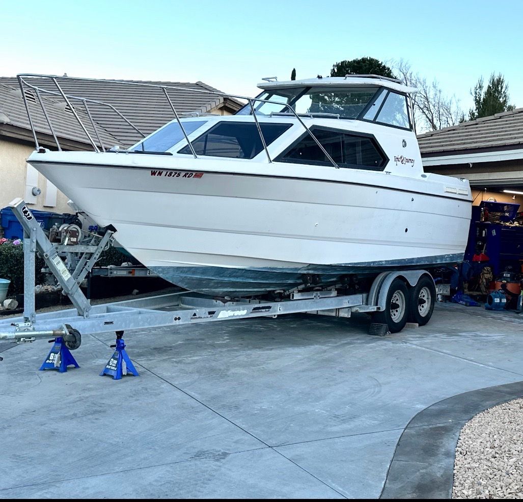1994 Bayliner 2452 Hardtop Cabin Cruiser – $11,000