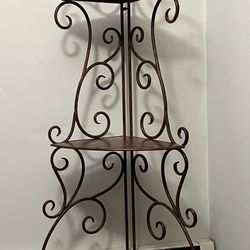 Metal corner shelf