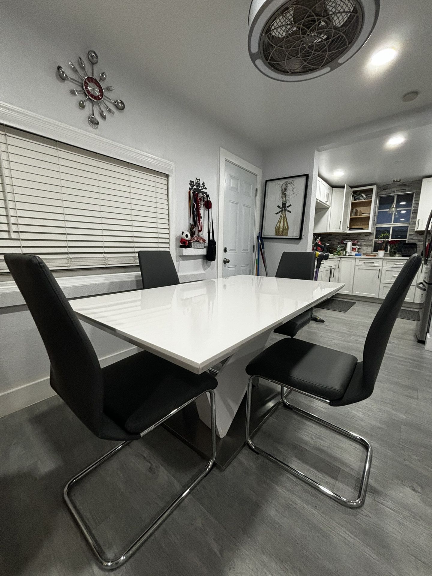 GoToGo, white table, 4 grey chairs