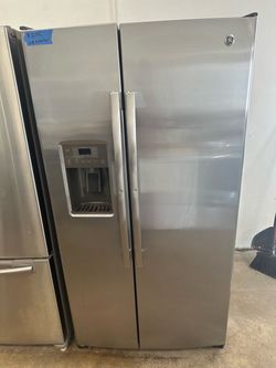 GE Stainless Steel Refrigerator W Ice & Water