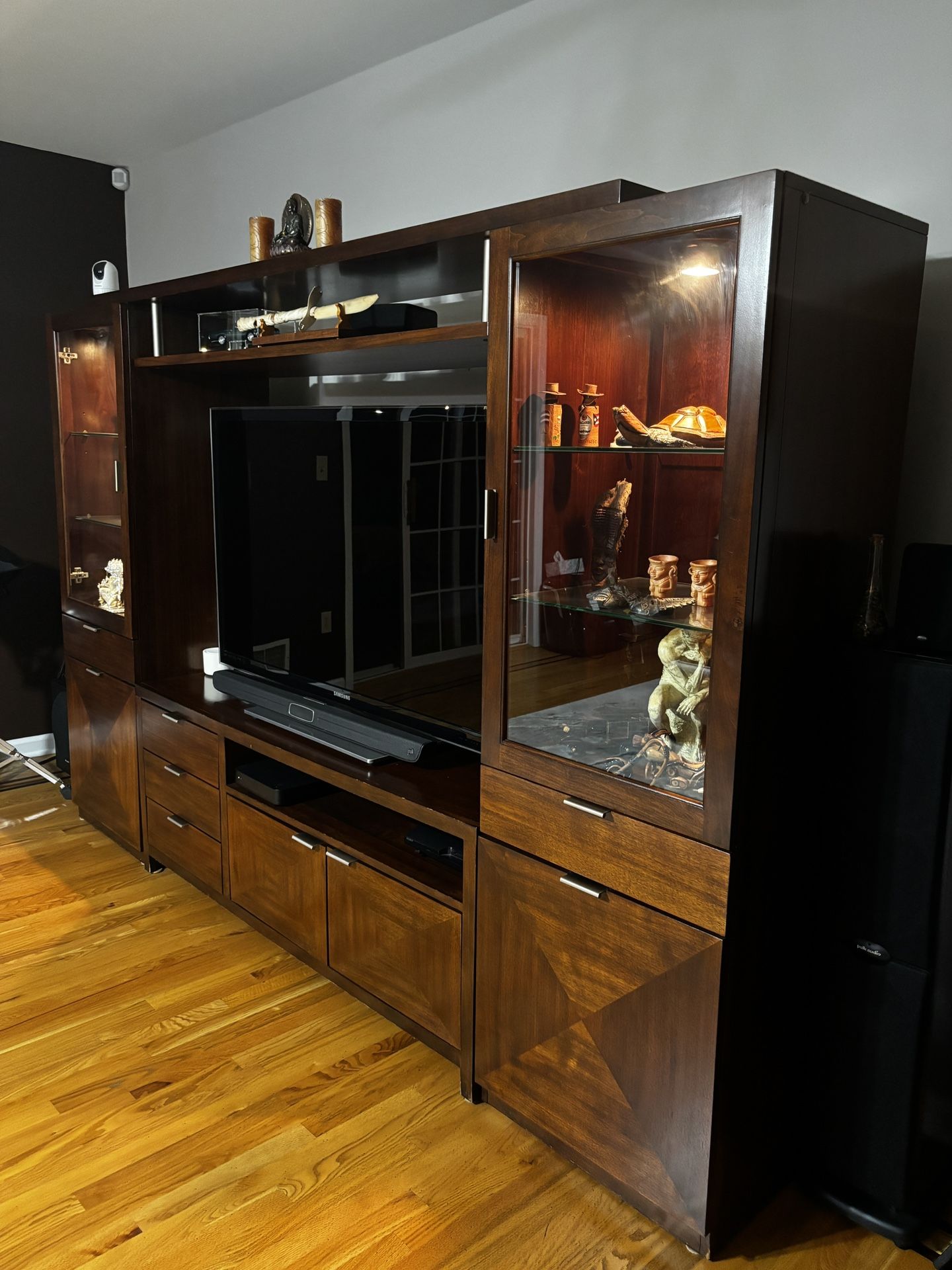 Luxury Solid Wood Entertainment Wall – Expandable, Museum Lighting, Mint