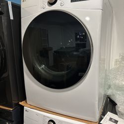 New LG Electric Dryer 7,5 Cu Ft With Steal