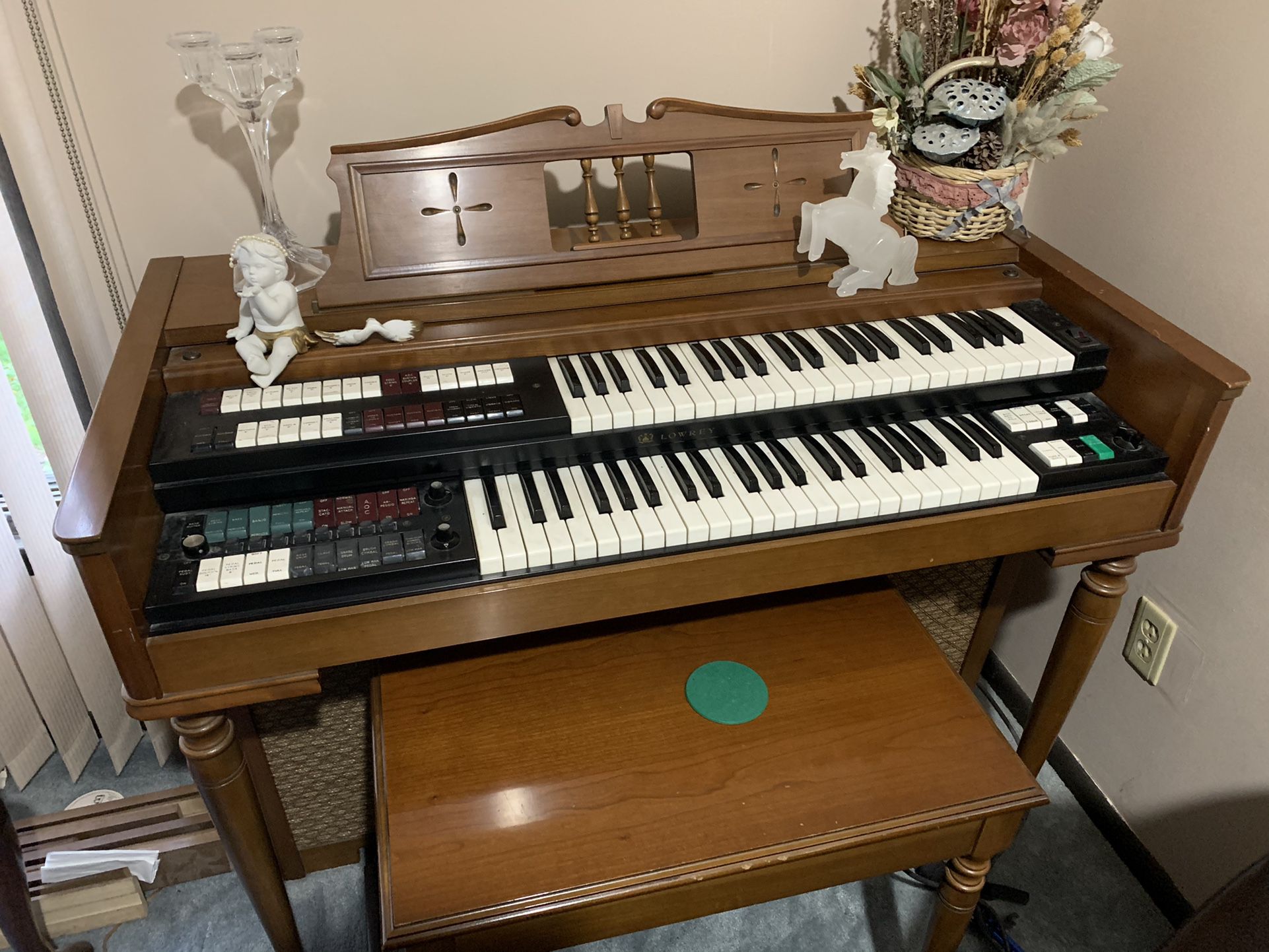 Lowery Organ  Vintage  . Good Condition . MO