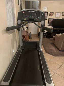 Life Fitness Integrity Series Treadmill 