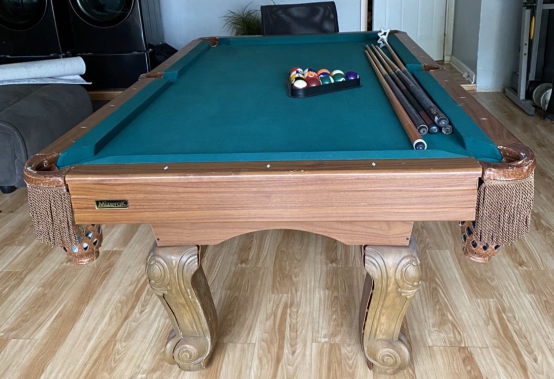 Pool Table With Rack And 5 Pool Sticks. 7ft. Mizerak Brand