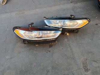 2013-2015 Ford Fusion headlights (halogen bulbs) with all the accessories oem.