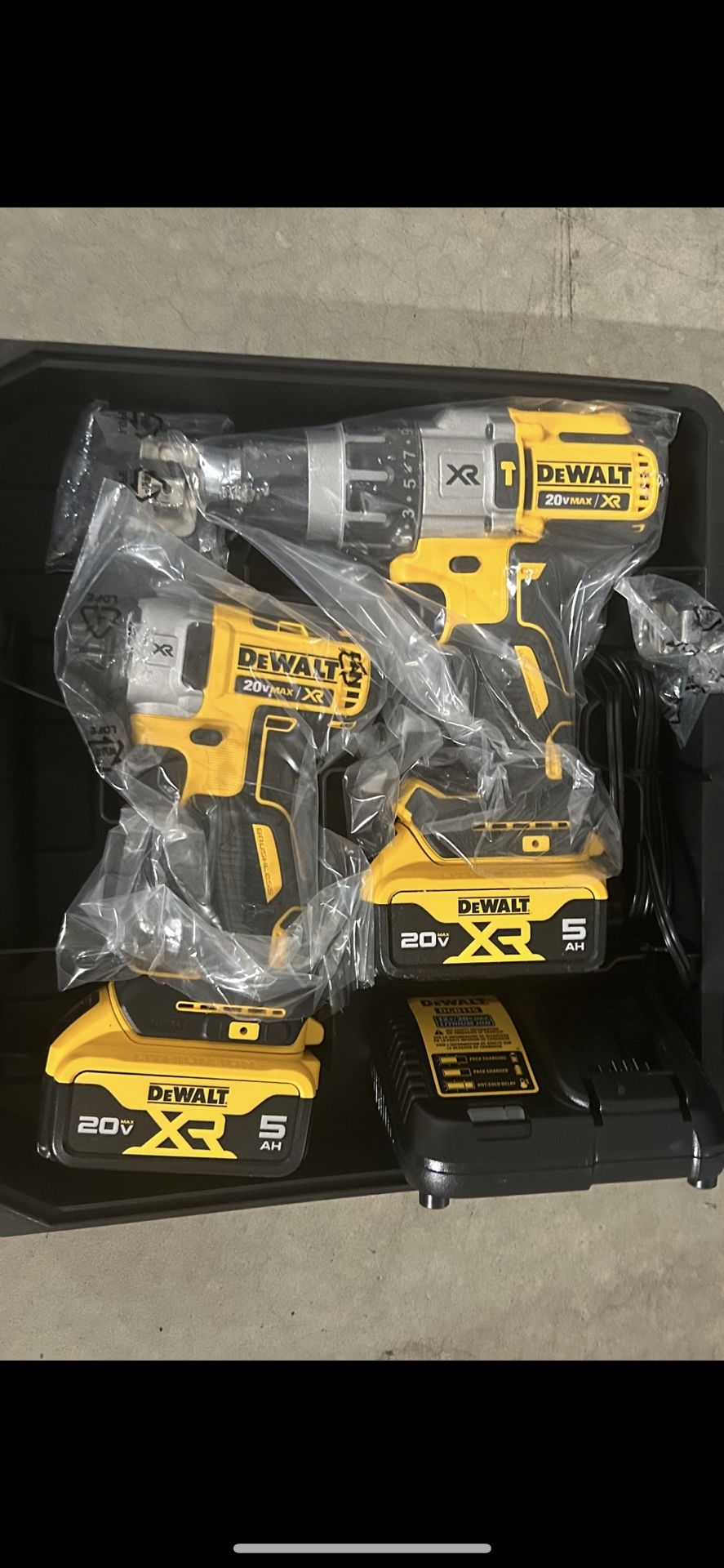 Brand New DEWALT 20V MAX XR Cordless Brushless Hammerdrill & Impact Driver Combo Kit
