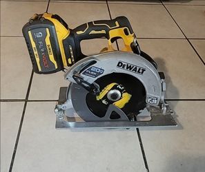 Dewalt saw + battery