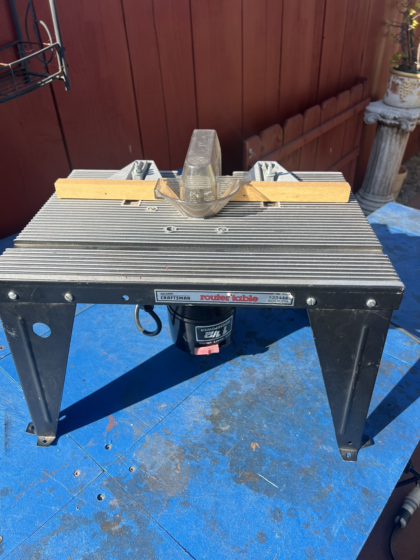 1 1/2 Horsepower Router With Router Table