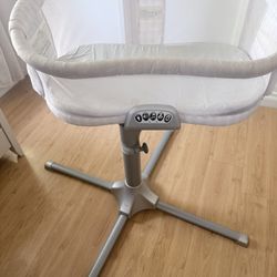 Halo Swivel Sleeper Bassinet 