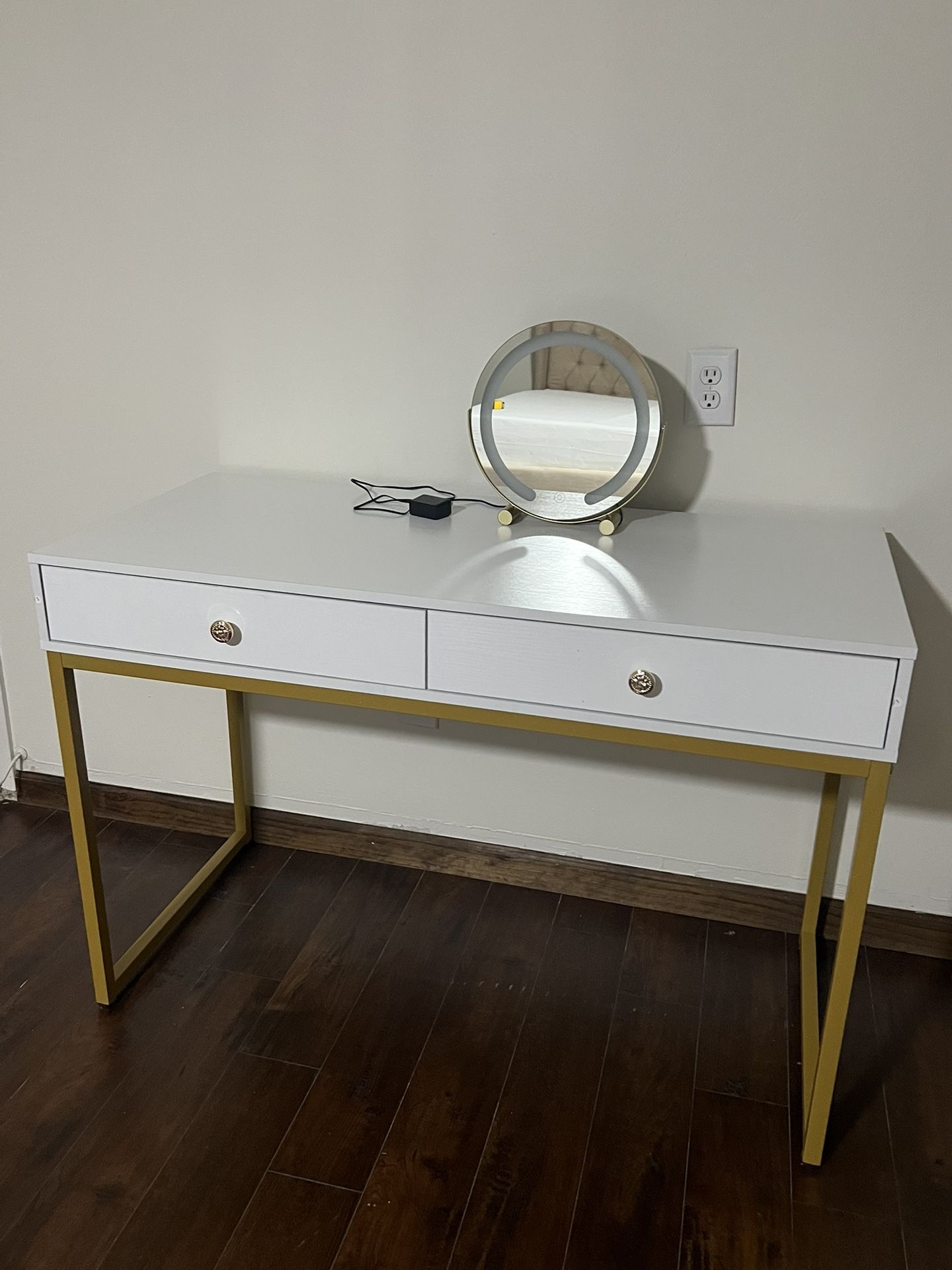Beautiful White Vanity/Computer Desk