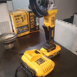 New DeWalt 20v XR Cordless 4-1/2"in-5 in. angle Grinder Kit 