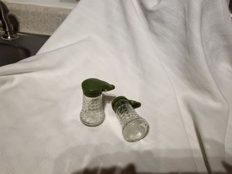 Salt n pepper shakers