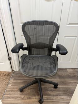 Herman Miller Aeron ( SIZE B ) FULLY LOADED ( FIRM ON PRICE )