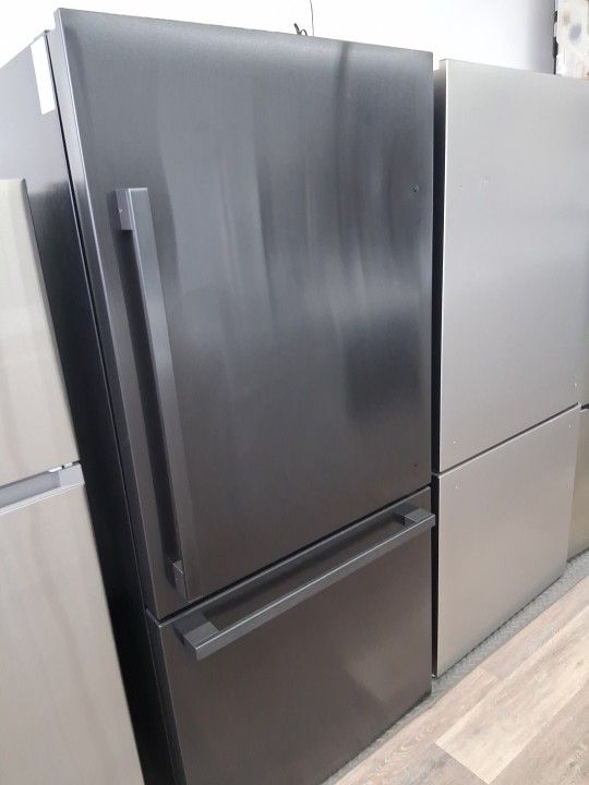 Brand New Open Box Hisense 31.5" WIDE Bottom Freezer Fridge 1 Yr Warranty π₯ $749