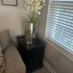 End Table, Lamp & Floral