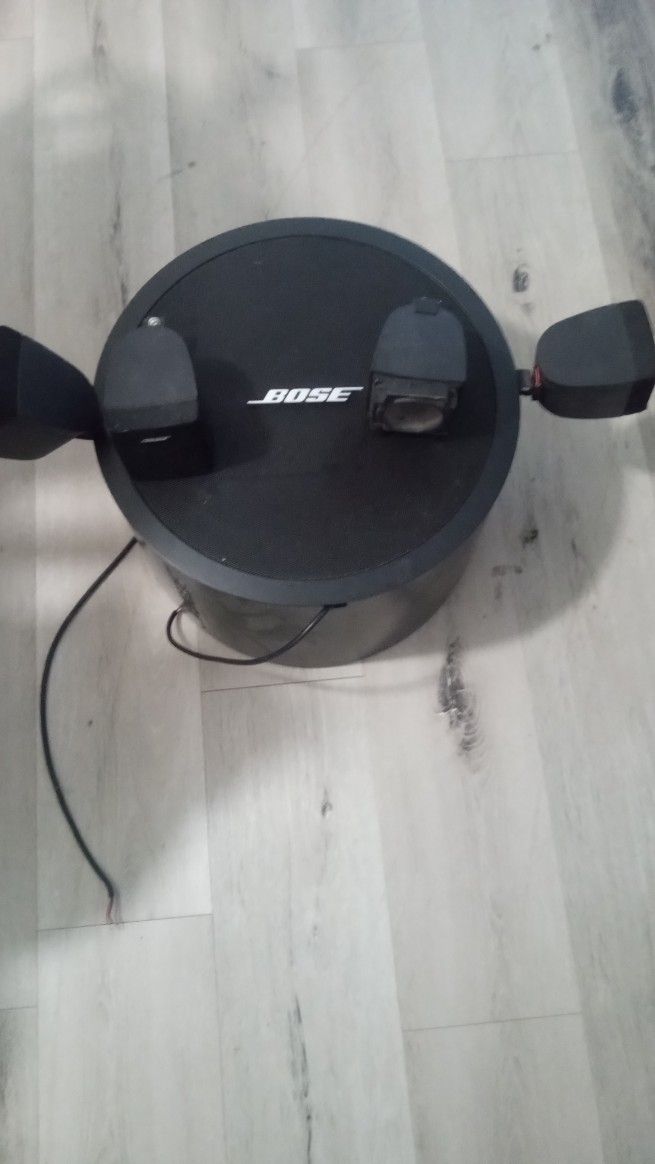 BOSE FREE SPACE DS 40F LOUDSPEAKER - NEEDS 2 TWEETERS PUT BACK ON