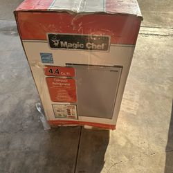 Magic Chef 4.4 Mini Refrigerator