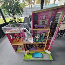 BARBIE DREAM HOUSE / DOLL HOUSE WITH POOL