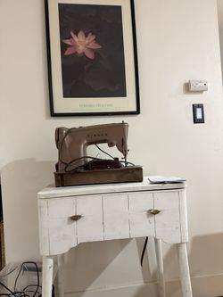 Singer Vintage Sewing Machine With Table