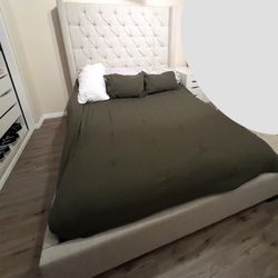 Upholstered Wingbed Queen Button Tufted Panel Bed