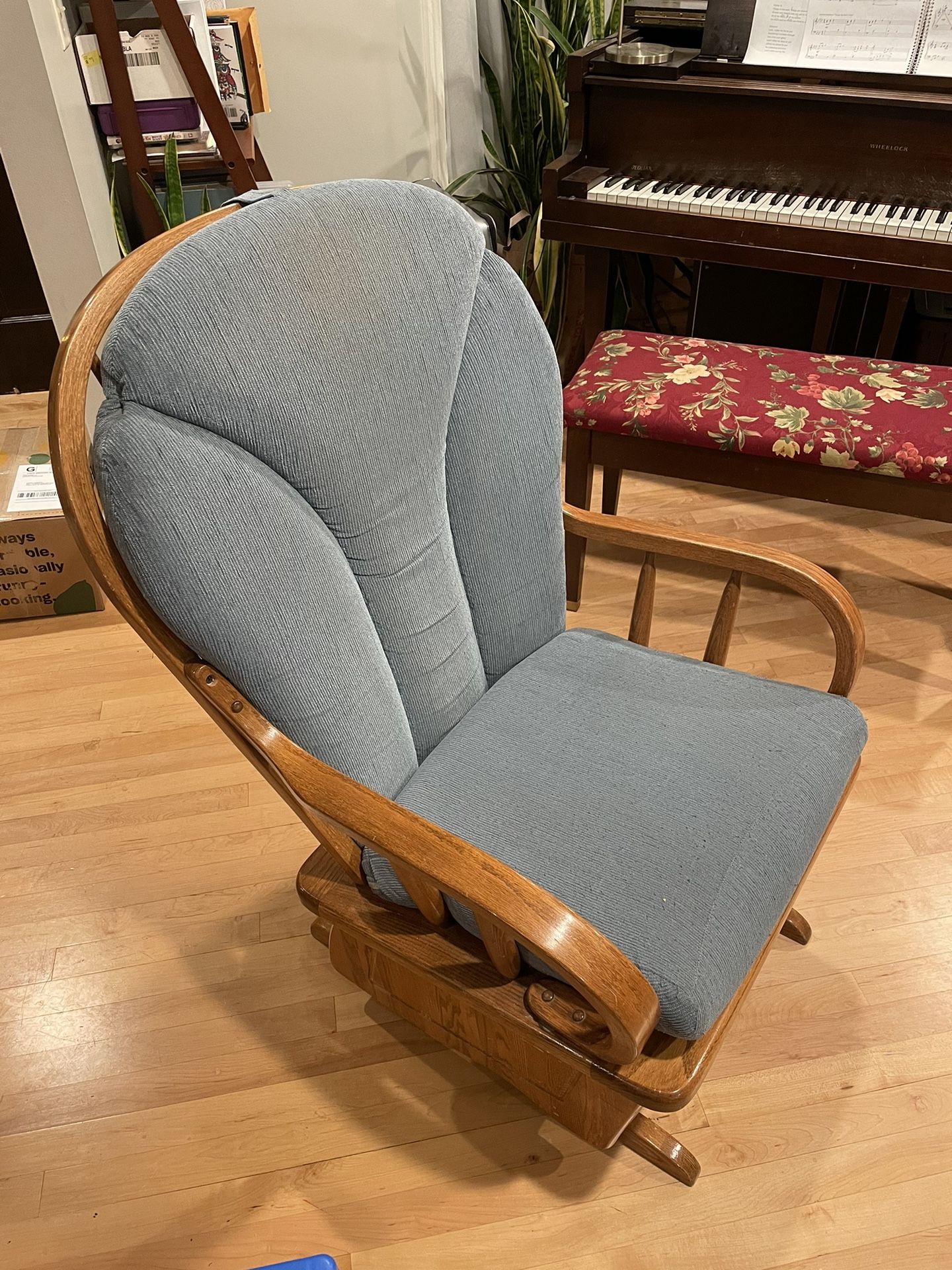 Glider rocker Nursery rocking chair