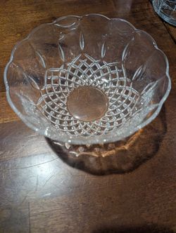 Scalloped Rim Clear Glass Serving Bowl with Diamond Cut Pattern