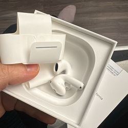 AirPods 4 – Almost New, No Case, With Warranty