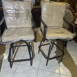  NEW GOOGIC Patio Swivel Bar Stools, Outdoor Bar Height Swivel Chairs Set of 2 with Cushion & All Weather